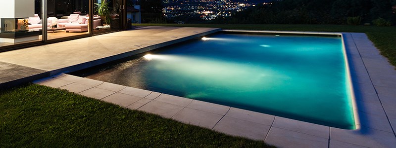 Hoe kan een zwembad verlicht worden?