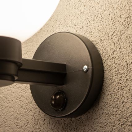 BRILAGI - Buitenmuurlamp met bewegingssensor HARBOR 1xE27/40W/230V IP33 zwart/wit