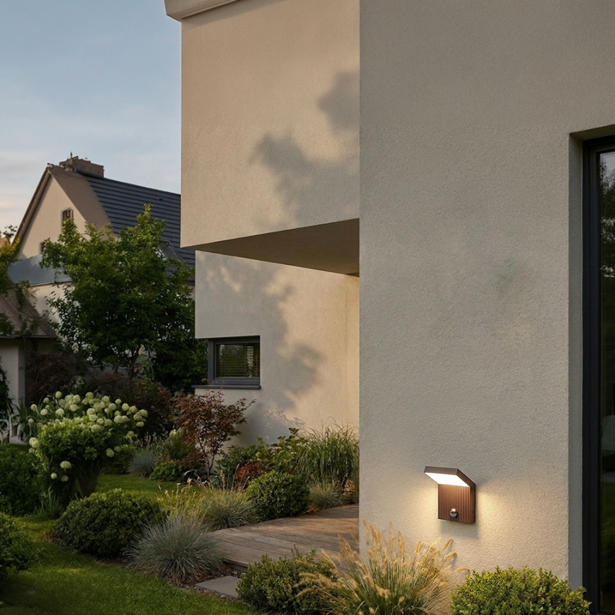 Brilagi - LED buitenwandlamp met sensor RIANO LED/8W/230V bruin IP65