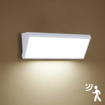 Brilagi - LED buitenwandlamp met sensor TRIANGLE LED/42W/230V 45 cm wit IP65