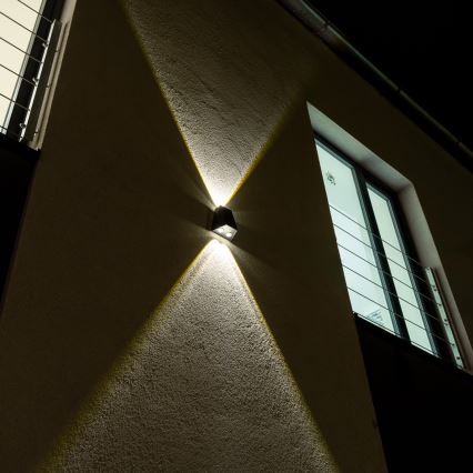 Brilagi - LED Solar wandlamp PYRAMID LED/2W/3,2V 1300 mAh IP54
