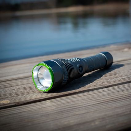 Dimbare oplaadbare LED zaklamp met powerbankfunctie LED/30W/5V IPX7 3000 lm 4000 mAh