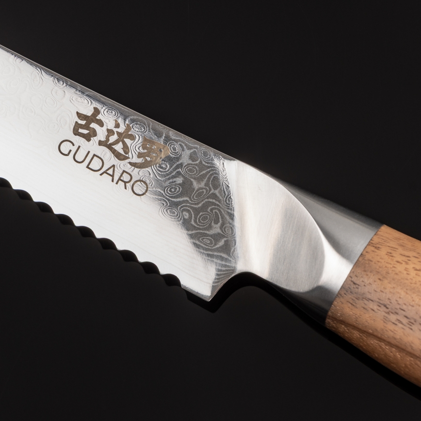 Gudaro - TAKUMI damast broodmes 8, 67 lagen staal, lemmet 20 cm, handvat van walnoot