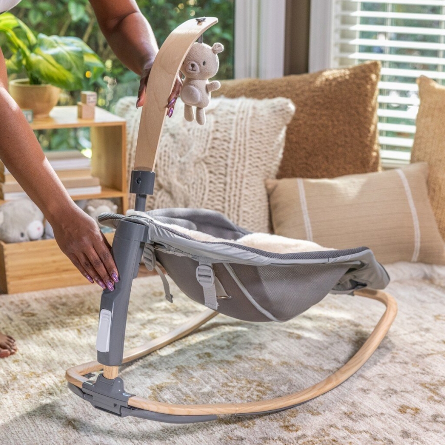 Ingenuity - Babywipstoel met vibratie en melodie EVERY SEASON WESLEY 3xC grijs