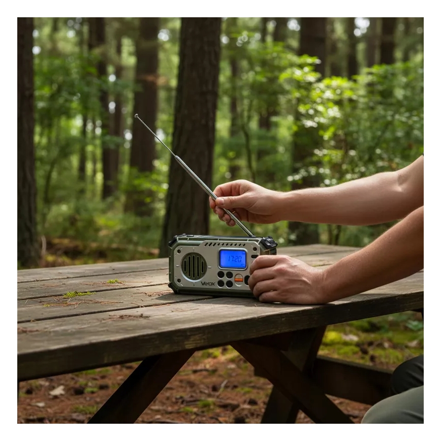 Kampeerradio met handdynamo, zonnepaneel en LED-zaklamp met powerbankfunctie 5V/3xAAA/2000 mAh IPX4 groen