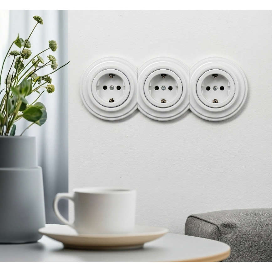 Kliklap - Driedubbele retro-wandcontactdoos met SCHUKO-afdekraam, 230 V, sneeuwwit