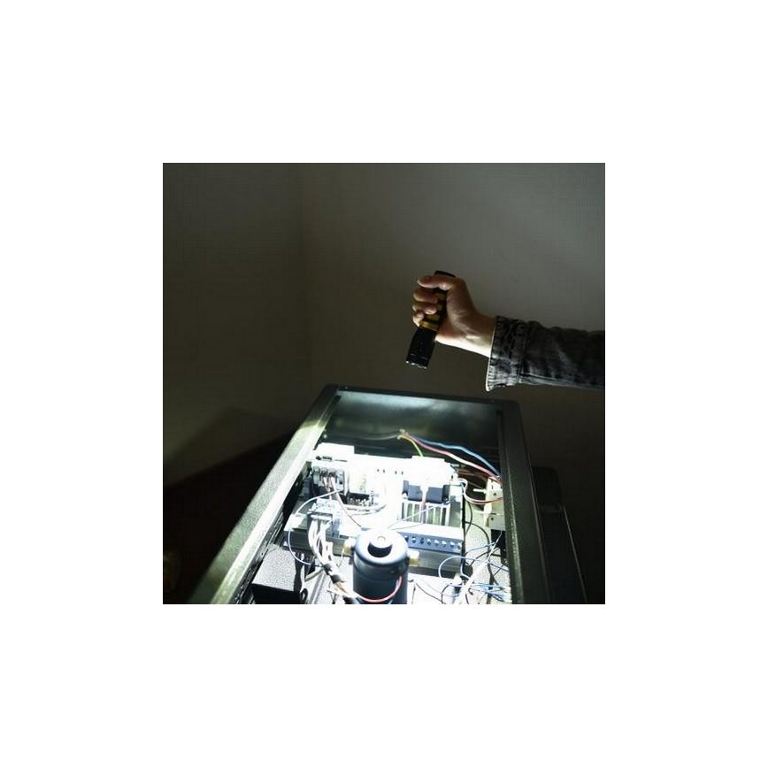 LED Zaklamp LED/5W/3xAAA