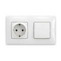 Legrand - Huishoudelijk SCHUKO-stopcontact en enkelpolige schakelaar nr. 1 met afdekraam NILOE 250V wit