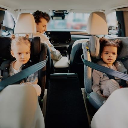 Lionelo - Draaibare autostoel BRAVE i-Size met basis 40-150 cm Zwart Carbon