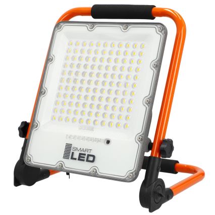 Oplaadbare LED-schijnwerper met statief LED/100W/3,2V 4500K 15000 mAh IP65 oranje