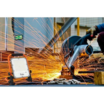 Oplaadbare LED-schijnwerper met statief LED/50W/3,2V 4500K 5000 mAh IP65 oranje