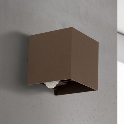 Buitenwandlamp met bewegings- en schemeringssensor CUBE-S LED/13W/230V IP54 bruin