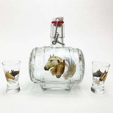 Set 1x glas bottle in tonvorm en 2x shotglas doorzichtig met paardenmotief