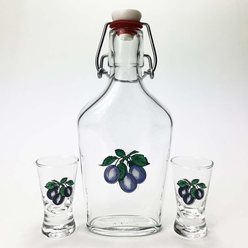 Set 1x glas fles en 2x shotglas doorzichtig met een pruimenmotief