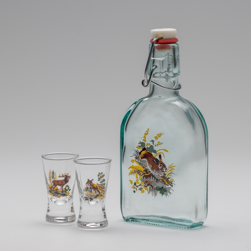 Set 1x glazen fles en 2x shotglas doorzichtig met een hazenmotief
