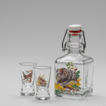 Set 1x glazen fles en 2x shotglas doorzichtig met een wild zwijnmotief