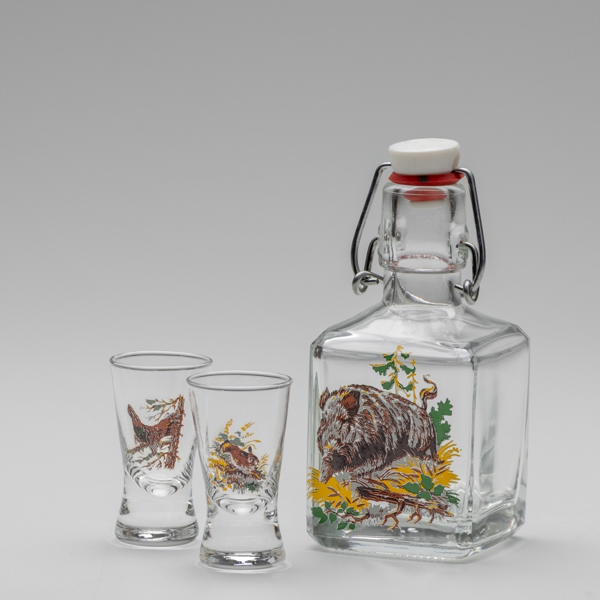 Set 1x glazen fles en 2x shotglas doorzichtig met een wild zwijnmotief