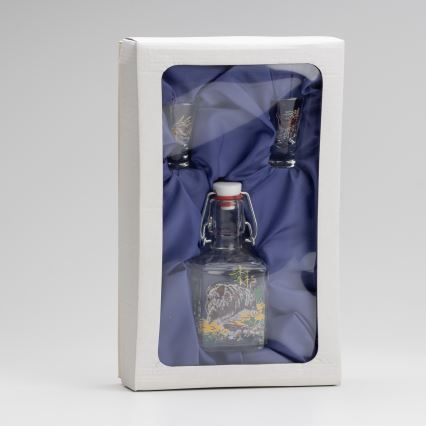 Set 1x glazen fles en 2x shotglas doorzichtig met een wild zwijnmotief