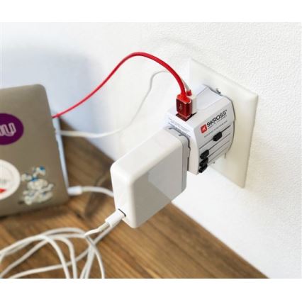 Internationale Reisstekker 230V + 2x USB poort