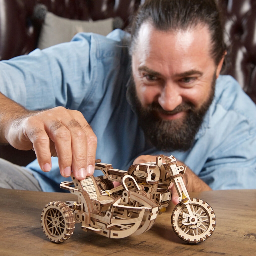 Ugears - 3D houten mechanische puzzel Scrambler-motorfiets met kar